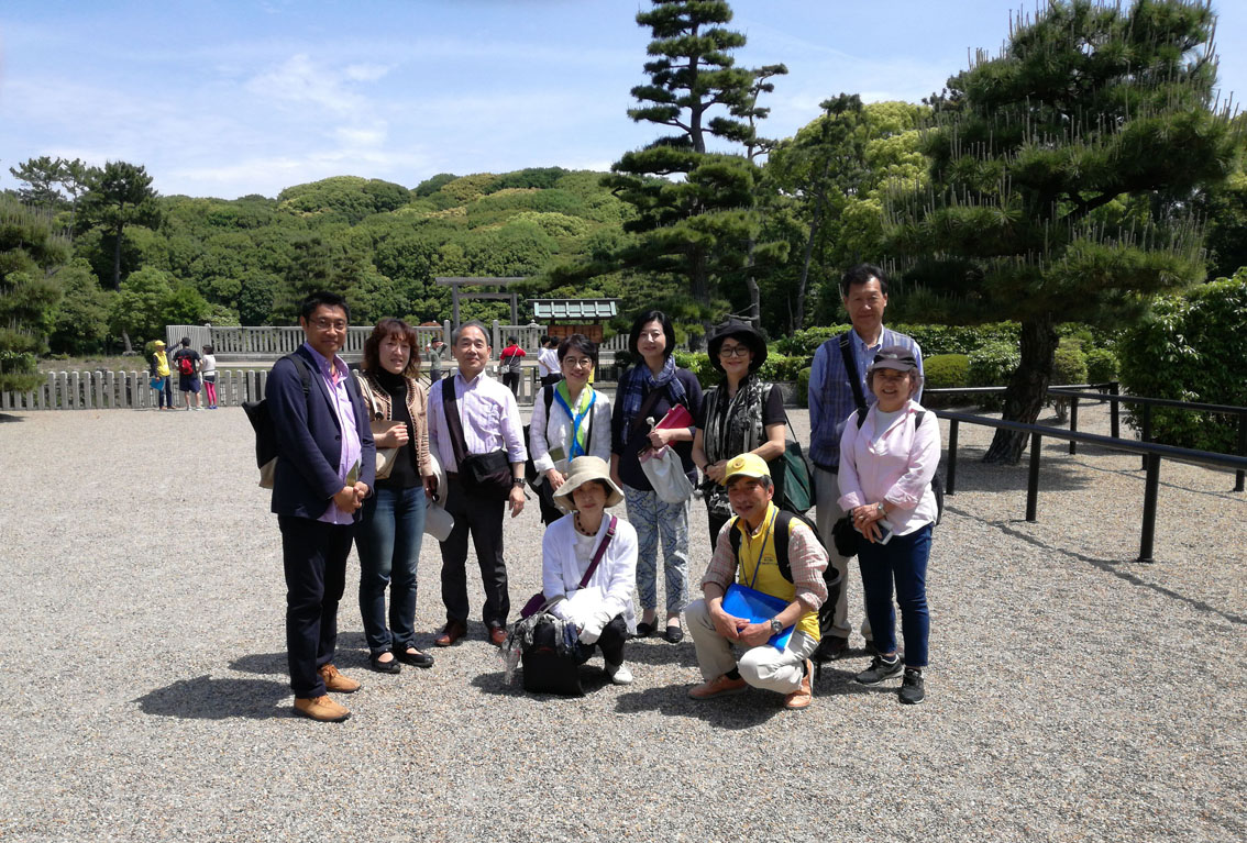 仁徳天皇陵拝所前にて